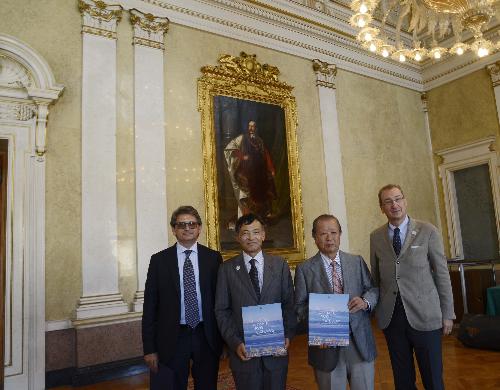 Sergio Bolzonello (Vicepresidente Regione FVG e assessore Attività produttive, Turismo e Cooperazione) e Zeno D'Agostino (Presidente Autorità sistema portuale Mare Adriatico Orientale) con due delegati della Prefettura giapponese di Shizuoca in occasione della firma di un protocollo di collaborazione tra gli scali di Trieste e Shimizu - Trieste 25/08/2017